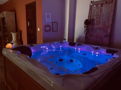1 nuit + Petit-déjeuner en suite avec bain à remous privatif et sauna