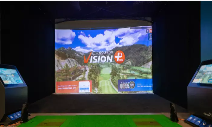 Golf Simulator Experience – Private Bay Play & Tech Perks