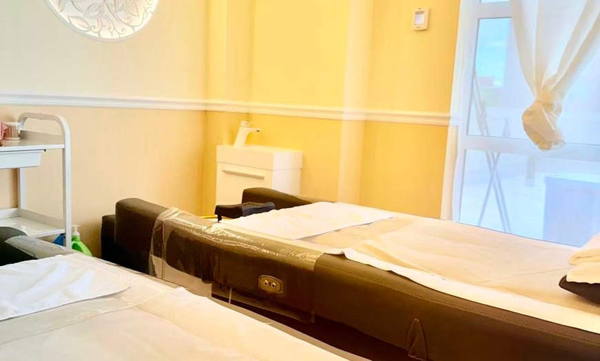 Image 4: Relaxing 60-Min Head Spa & Blow-dry: Classic, Chinese Herbal, Ginger