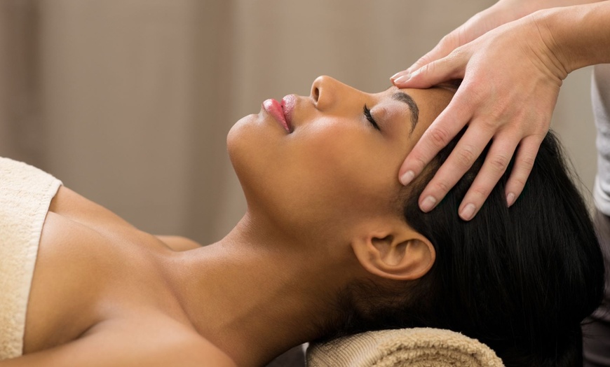 Image 3: 60-Min 1,3 or 5 Swedish Massage + Scalp Massage