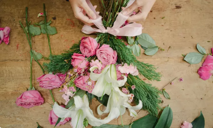 Create Stunning Bouquets with Seasonal Flowers Arranging Class