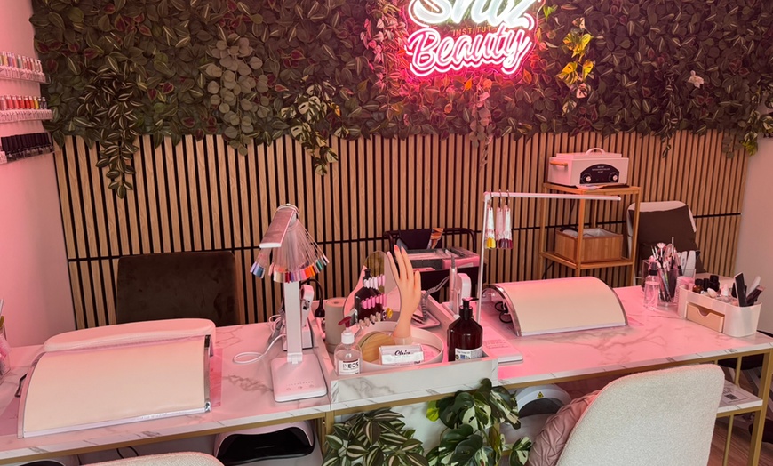 Image 1: 1 ou 2 poses de vernis semi-permanent ou de gel avec capsules