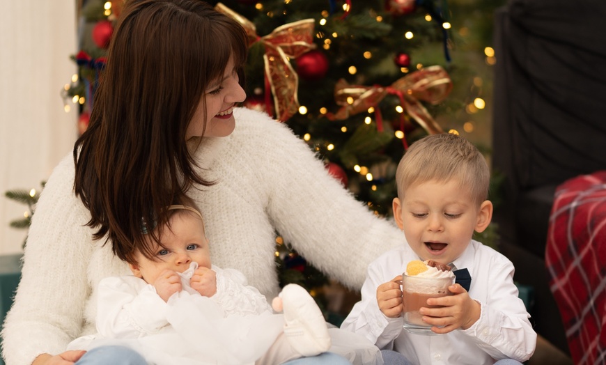 Image 1: Magiczna sesja rodzinna w świątecznej oprawie