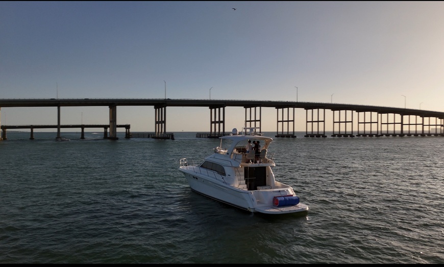 Image 6: Get Four or Six Hours Rental That Includes Ice, Water, Matt & Captain