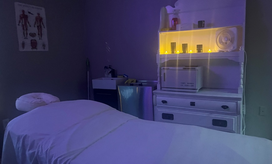 Image 4: Relax with Swedish Massage with Hot Stone and Reiki 
