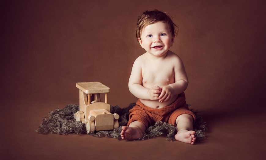 Image 4: 60-Min Family Photoshoot with a Keepsake 10” x 8” Print