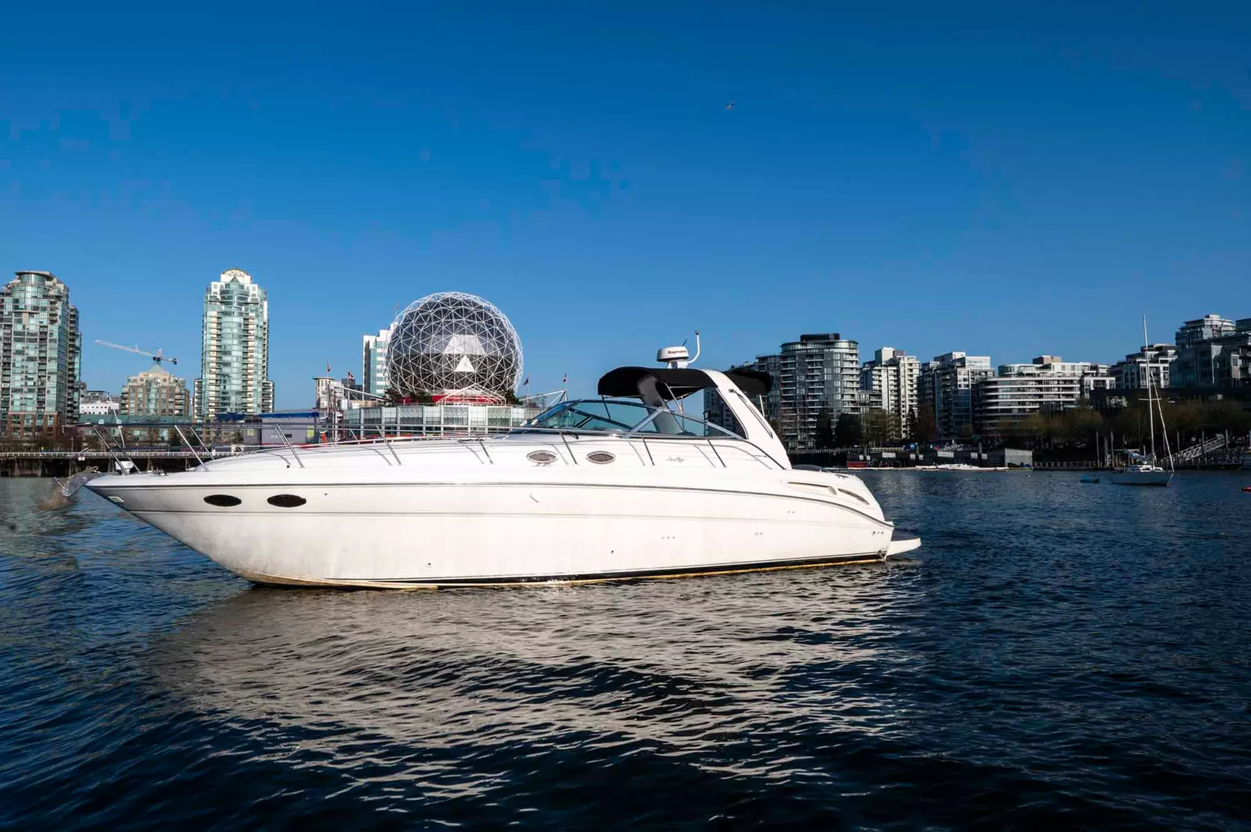 Luxurious Yacht Tours in Vancouver – Explore Iconic Views
