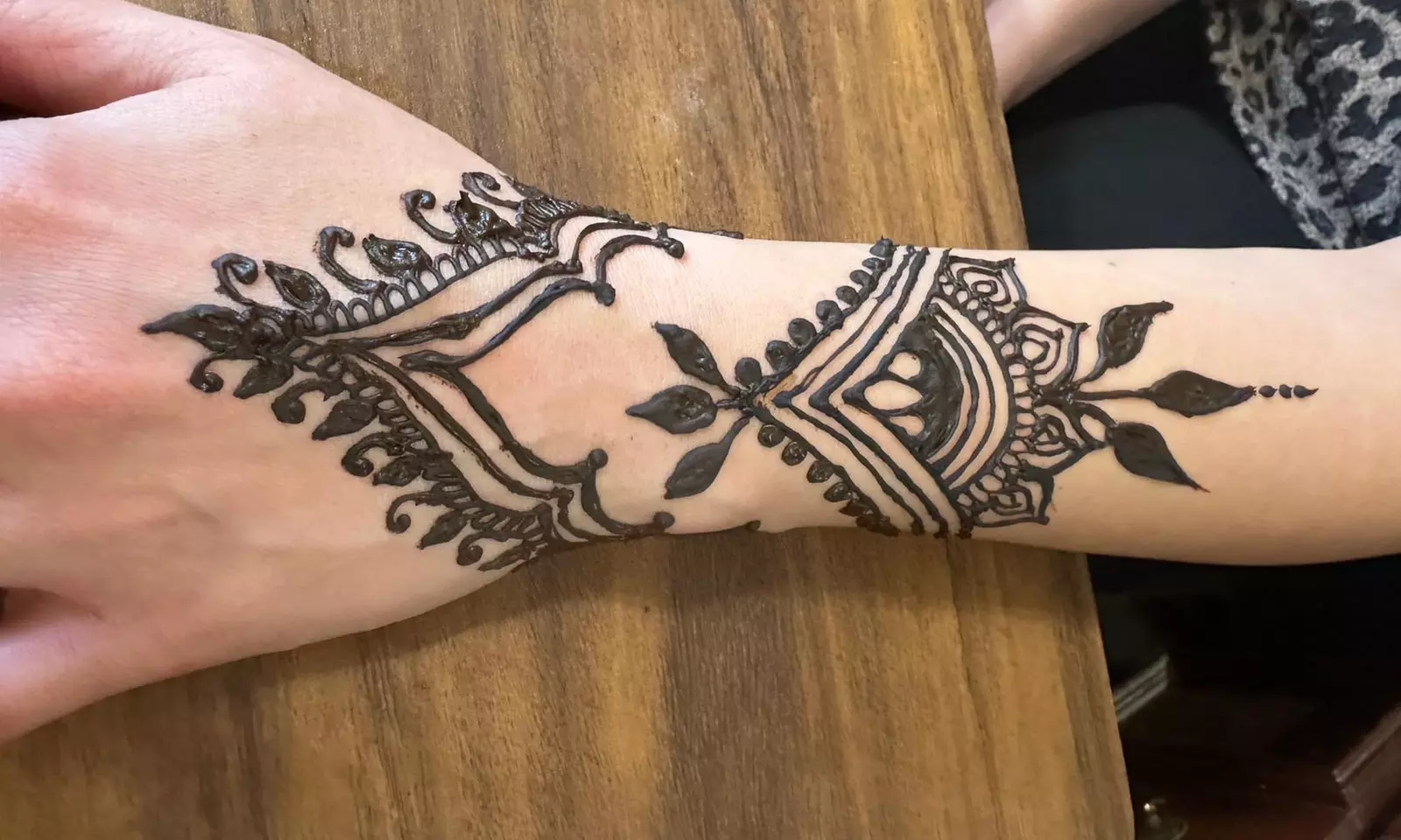 Eyebrow, Lip, or Full Face Threading with Optional Henna Art Design at  Sri Beauty Studio Up To  30% Off - Primary Image