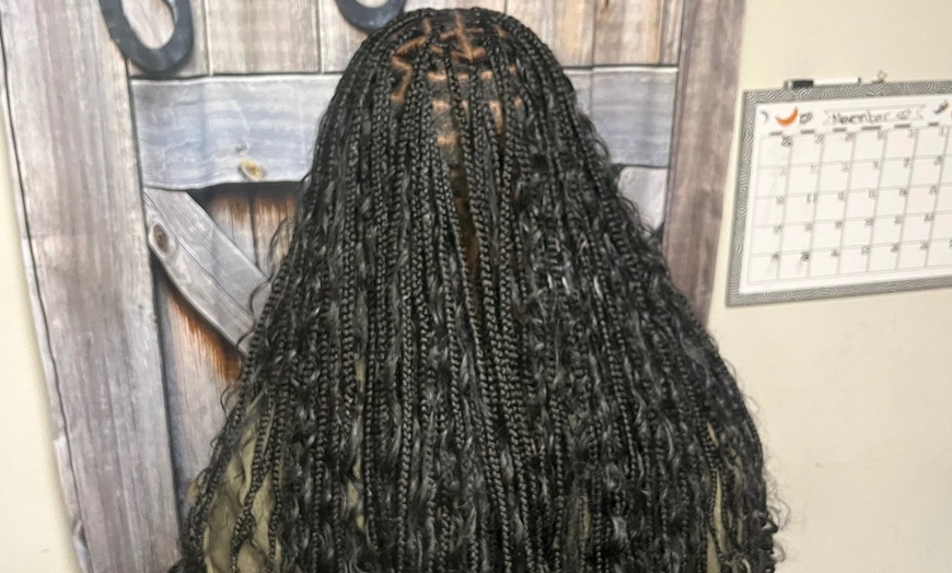 Image 2: Achieve Elegance With Small, Medium, or Large Knotless Braids 