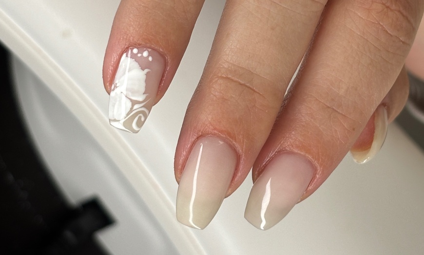 Image 10: Pose gel, vernis semi-permanent ou sur ongles naturels chez MStudio
