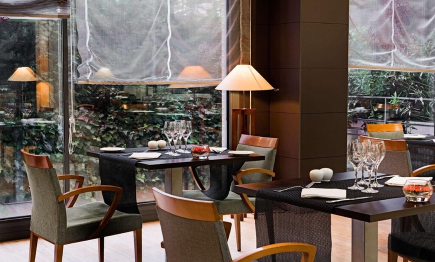 Image 6: Menú mediterráneo para 2 con postre y opción a botella de vino