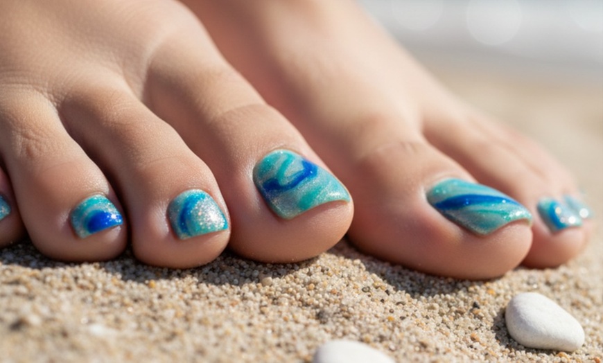 Image 20: Manicura o pedicura con opción a nivelación, refuerzo de gel y más