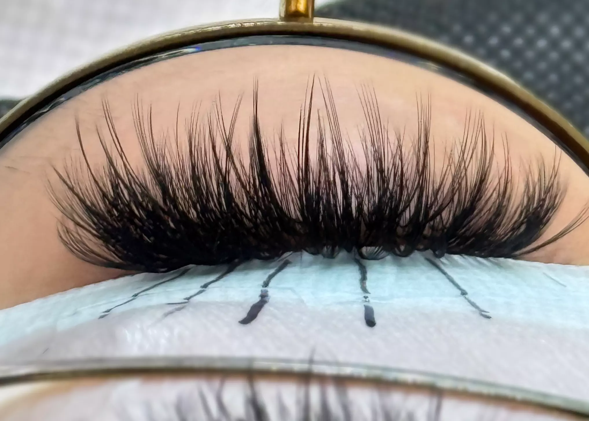 Luscious Lashes Awaits: Stunning Hybrid or Volume Eyelash Extensions