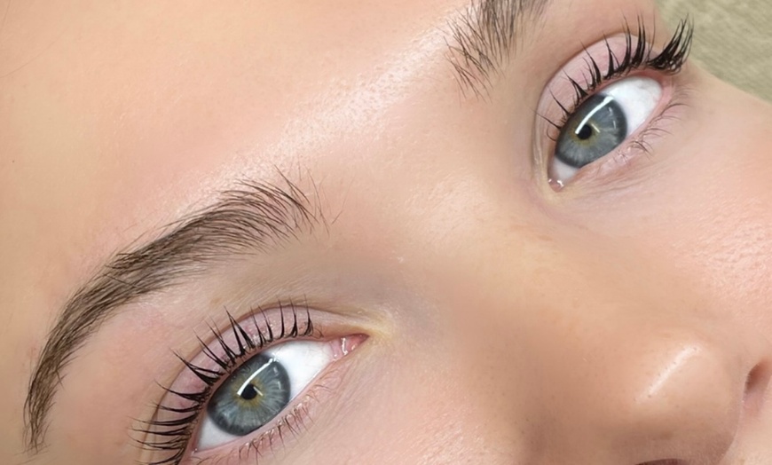 Image 3: Achieve a Wispy Look with Classic, Hybrid, Volume Full Set 