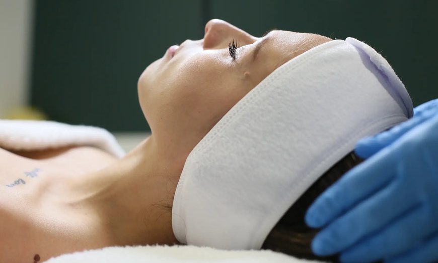 Image 2: Tratamiento facial con Indiba, velo de colágeno y terapia lumínica