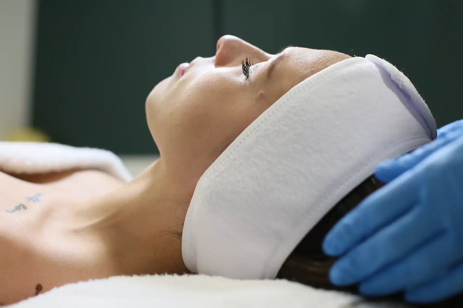 Tratamiento facial con Indiba, velo de colágeno y terapia lumínica