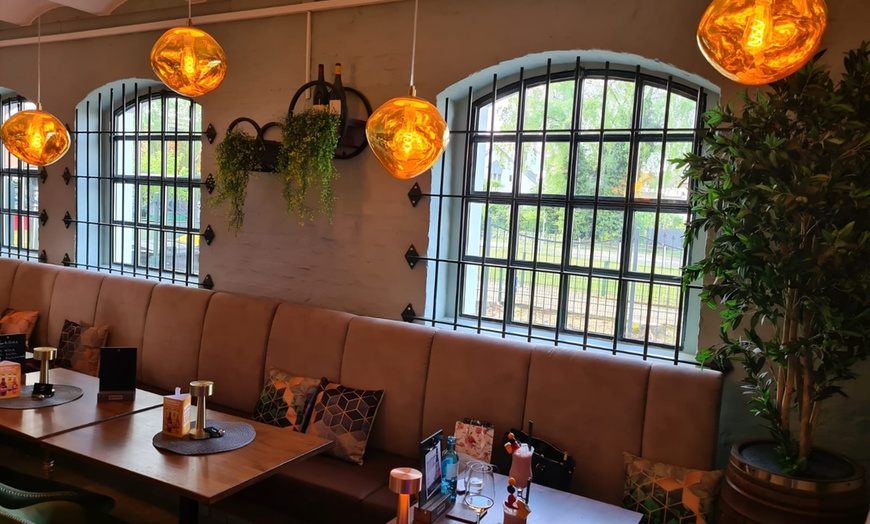 Image 6: Flammkuchen Elsässer Art und Glas Wein oder Federweißer für 2-6 Pers.