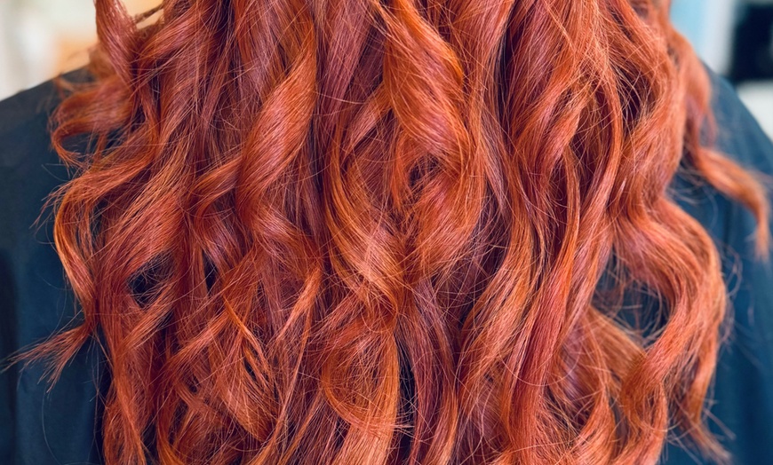 Image 3: Unleash Your Inner Glam with a Stunning Hair Makeover! 