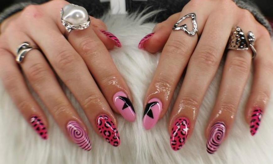 Image 4: Pose de vernis à ongles ou capsules mains et/ou pieds