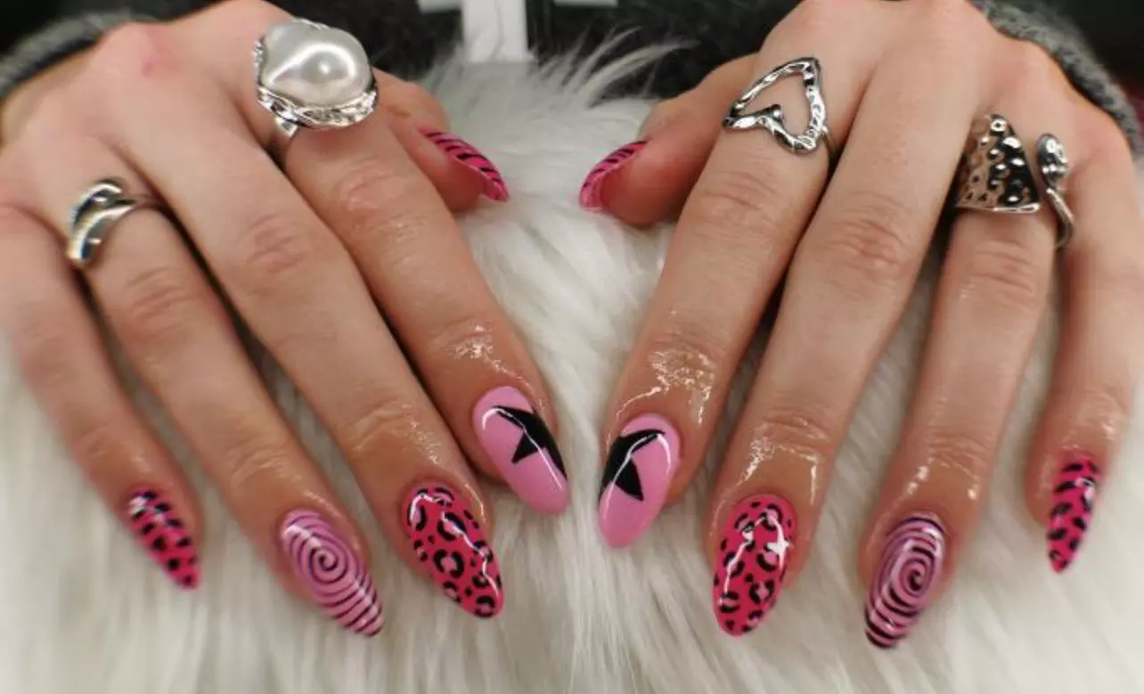 Pose de vernis à ongles ou capsules mains et/ou pieds