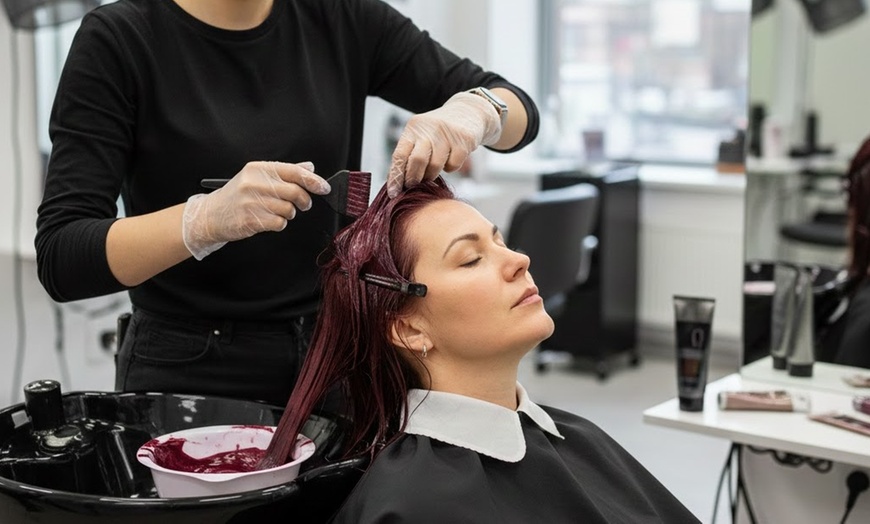 Image 3: Sesión de peluquería con tratamiento, tinte o mechas