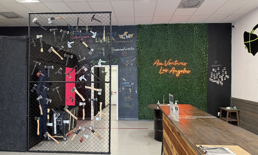 Image 5: 75 Min Axe-Throwing Session in a Shared Lane for Up to Ten People 