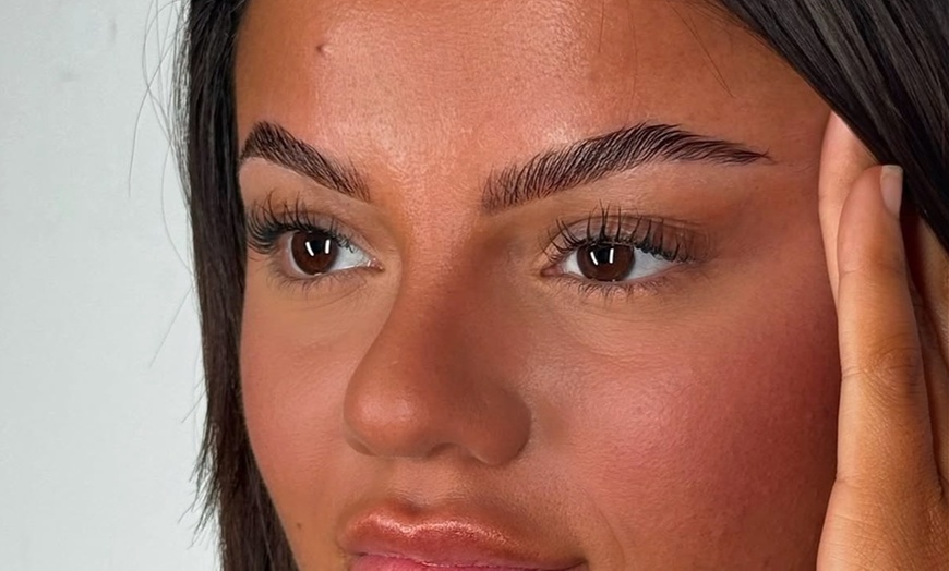 Image 1: Sublimez vos sourcils avec un browlift naturel et harmonieux