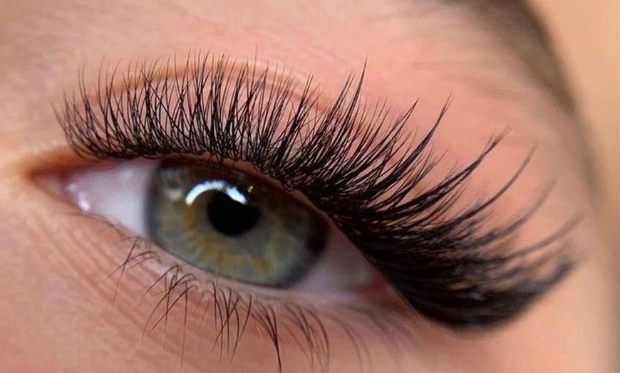 Image 2: Lash Perfection: Classic, Glam, Hybrid, Volume & More Styles 