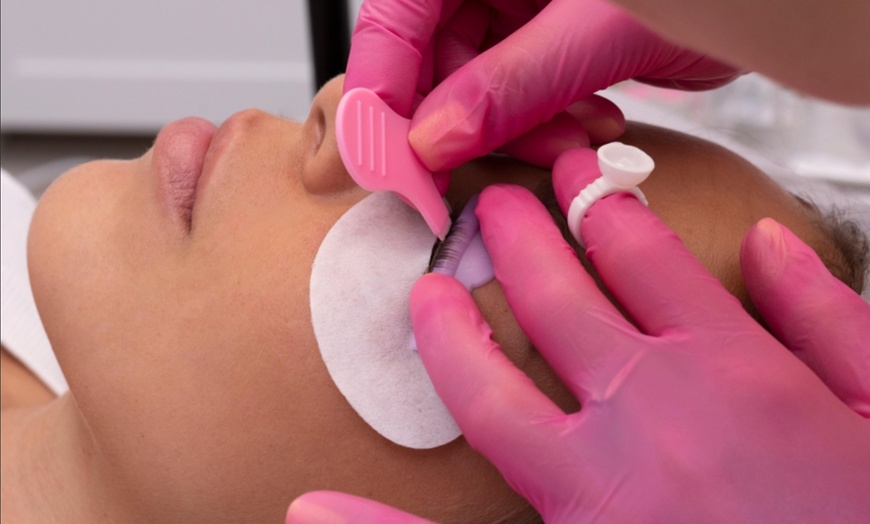 Image 2: Nationally Recognised 4-Week Classic Lash Extensions Course