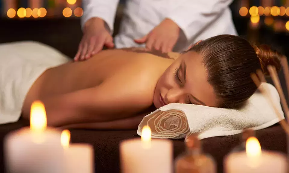 Jusqu'à 50% de remise sur Massage - Couples chez AURA Thaï massage - Primary Image