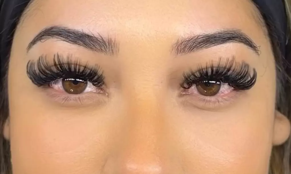 Full Set of Eyelash Extensions with 3D or 6D Volumes and Two Week Fill