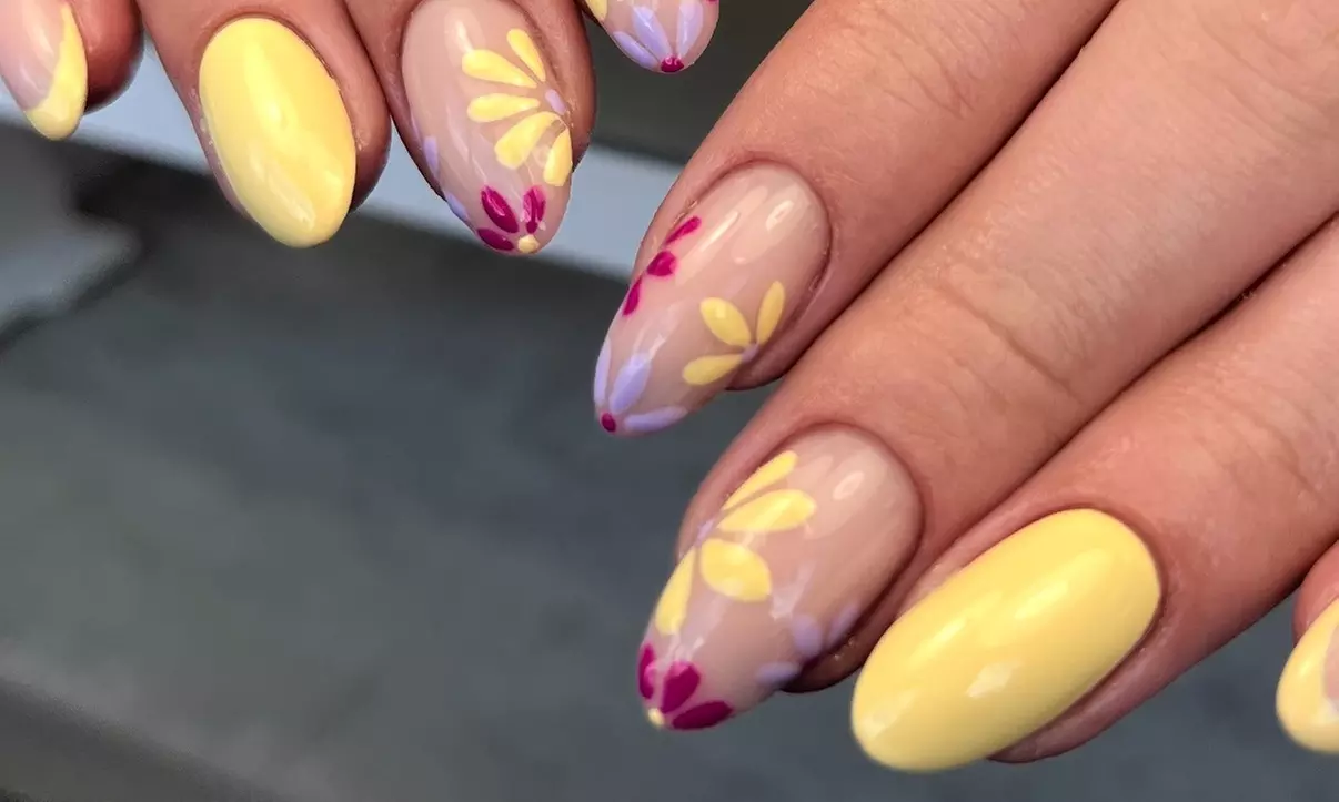 Beauté des mains russe avec vernis semi permanent ou rallongement gel