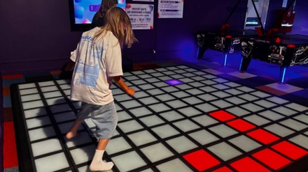 Interaktywna gra LED: 30-min Pixel Rush Rodzinny (2 dorosłych + 2 dzieci) - Pixel Rush