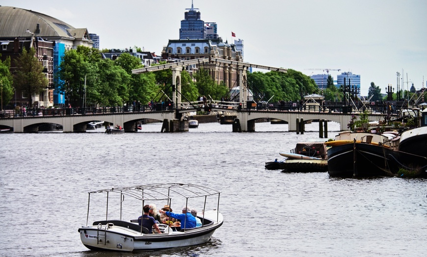 Image 3: Sfeervol en privé varen met een eigen schipper door Amsterdam