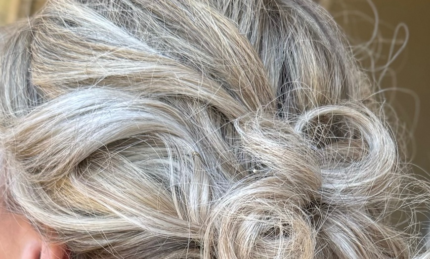 Image 6: Unleash Your Inner Glam with a Stunning Hair Makeover! 