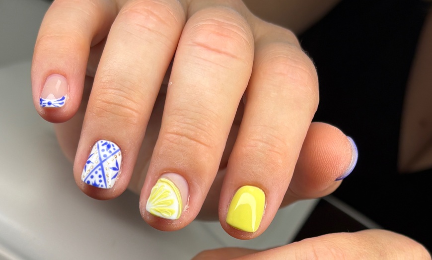 Image 11: Pose gel, vernis semi-permanent ou sur ongles naturels chez MStudio
