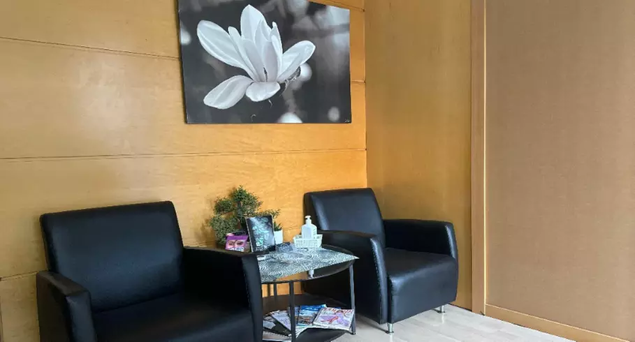 Peeling químico glicólico o azelaico con terapia LED opcional