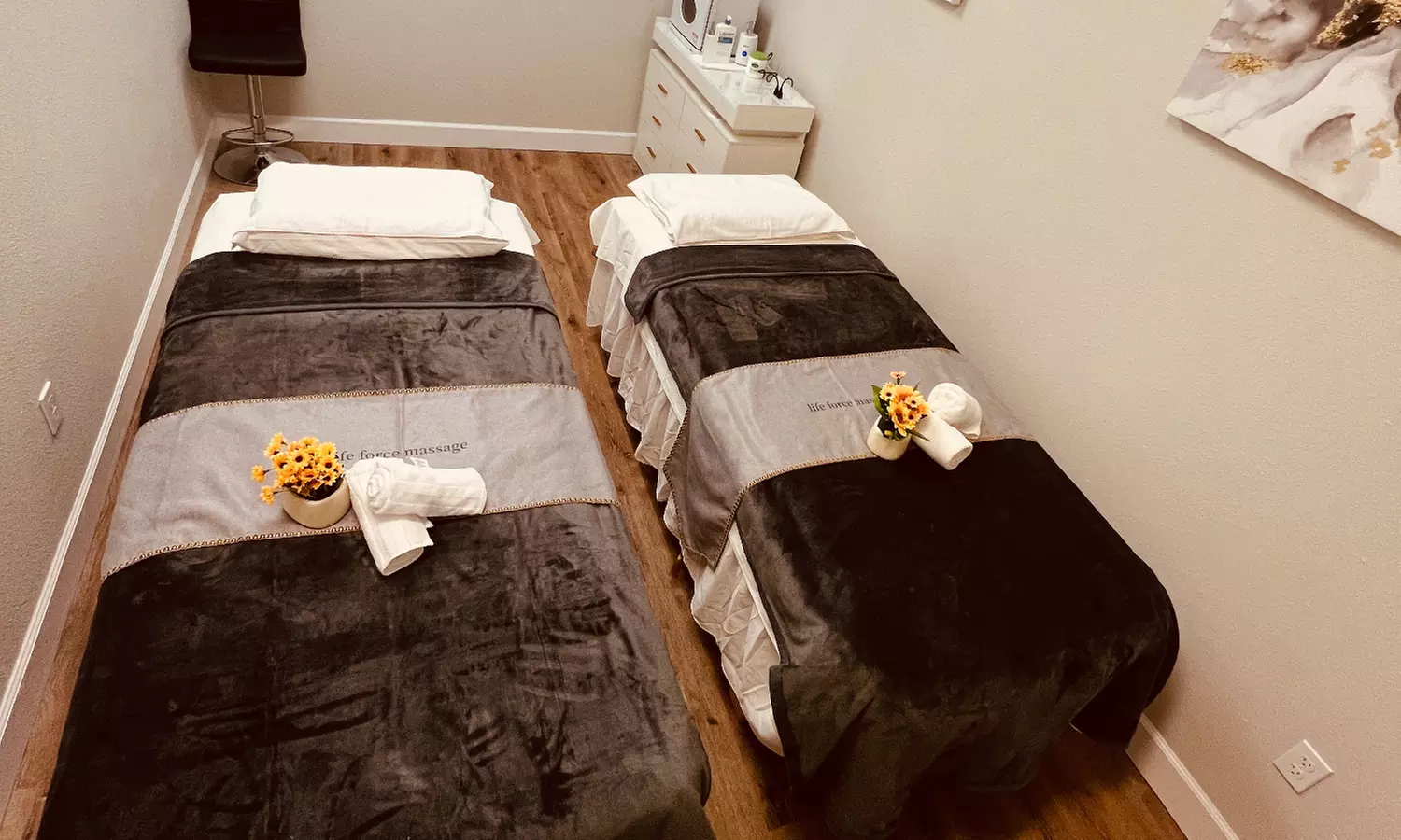 60-Min Facial Lymphatic Massage, Neck+ Shoulder Relaxation & More