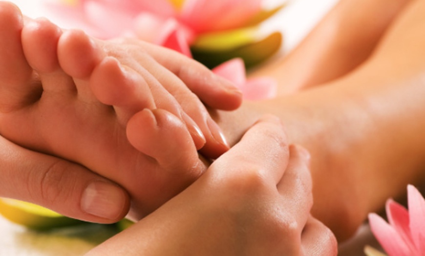 Image 3: Séance de réflexologie plantaire ou palmaire et faciale