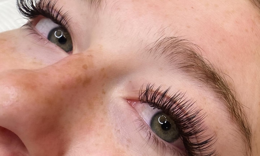 Image 5: Classic, Hybrid and Volume Lash Extensions
