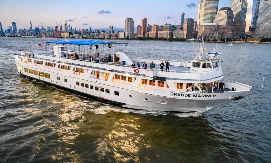 Image 2: Explore NYC's Iconic Sights with a 2-hour City Tour
