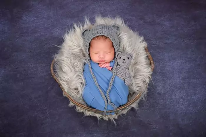 In-Studio Newborn Portrait Photo Shoot with Prints