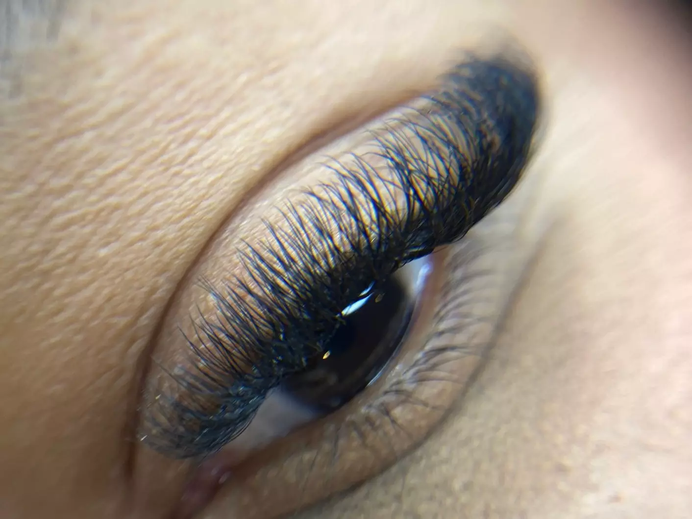 Un regard mis en valeur au quotidien grâce aux extensions de cils