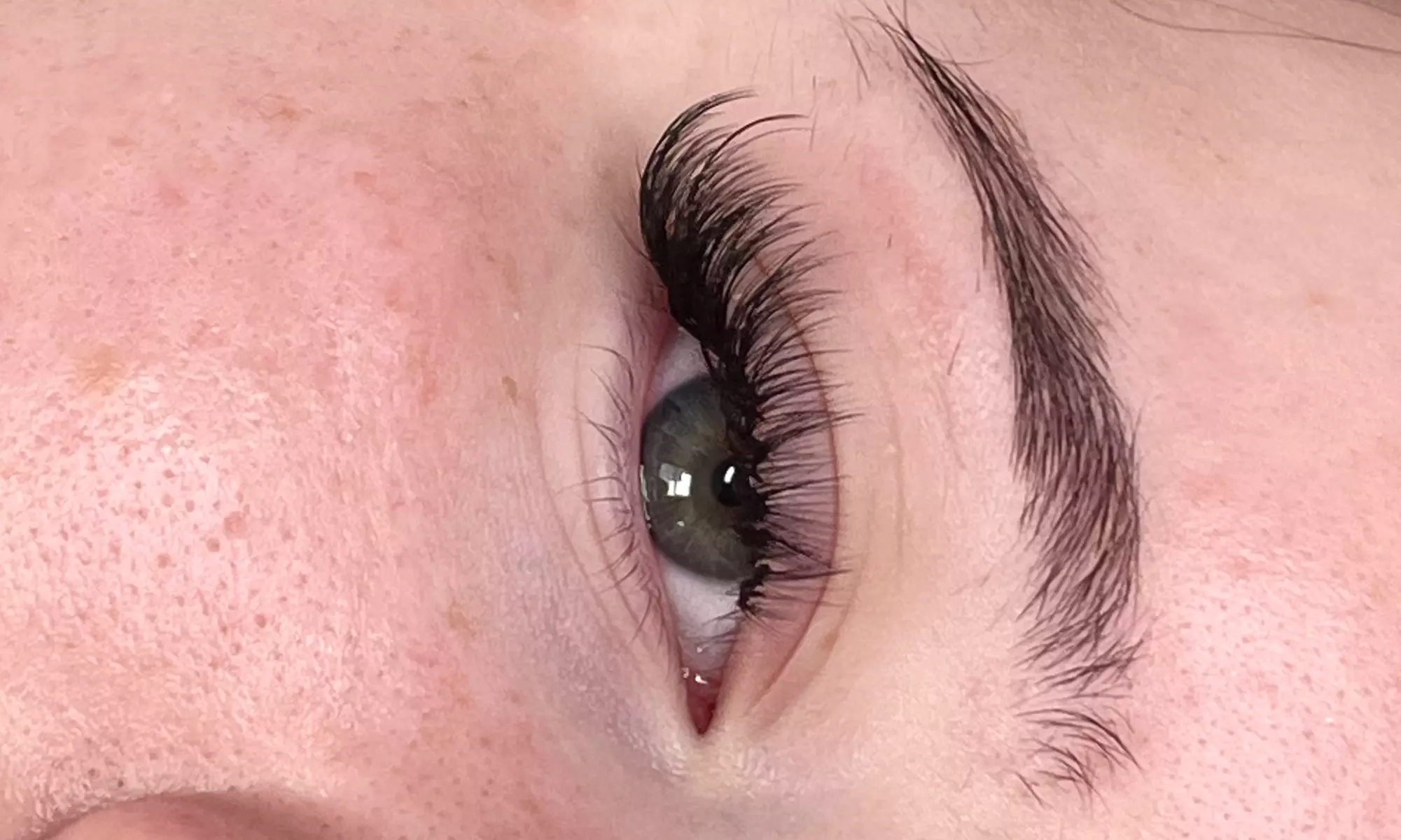 Get Natural Looking Lashes with Full Set of Eyelash Extensions & Fill