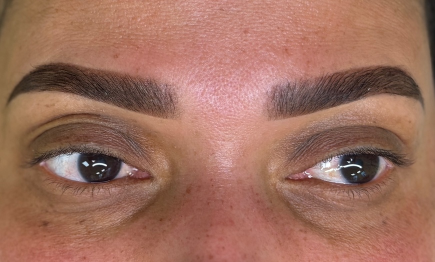 Image 7: Wenkbrauwen zijn dé blikvanger van je gezicht, dus laat ze stralen