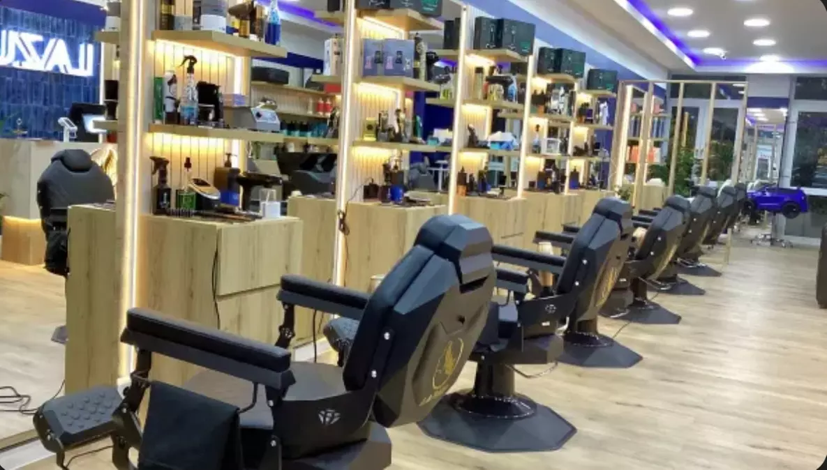 Haarschnitt inkl. Waschen & Föhnen opt. mit Färben inkl. Heißgetränk