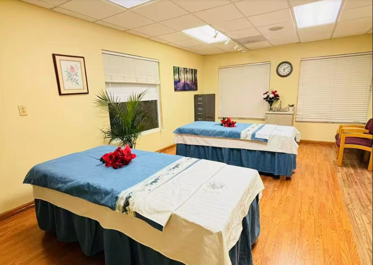 Up to 50% Off on Couples Massage at Aura Room Massage