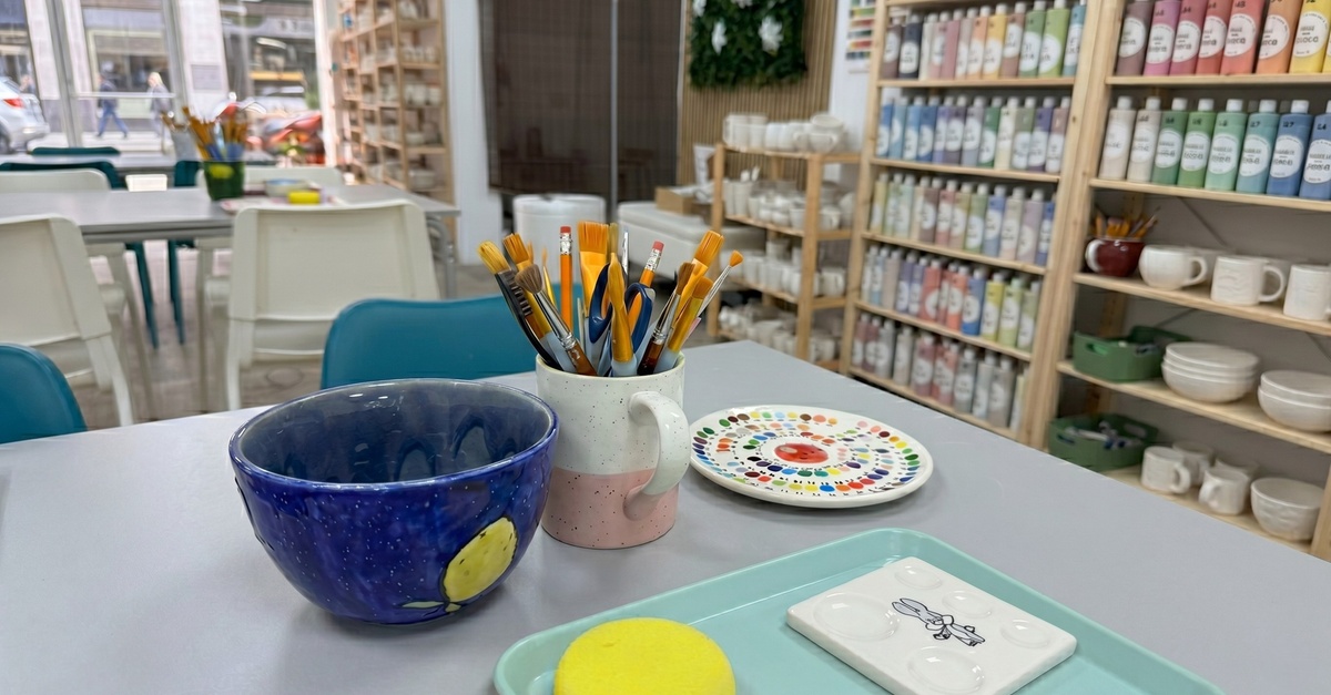 Taller de pintura en cerámica con bebida en Madrid