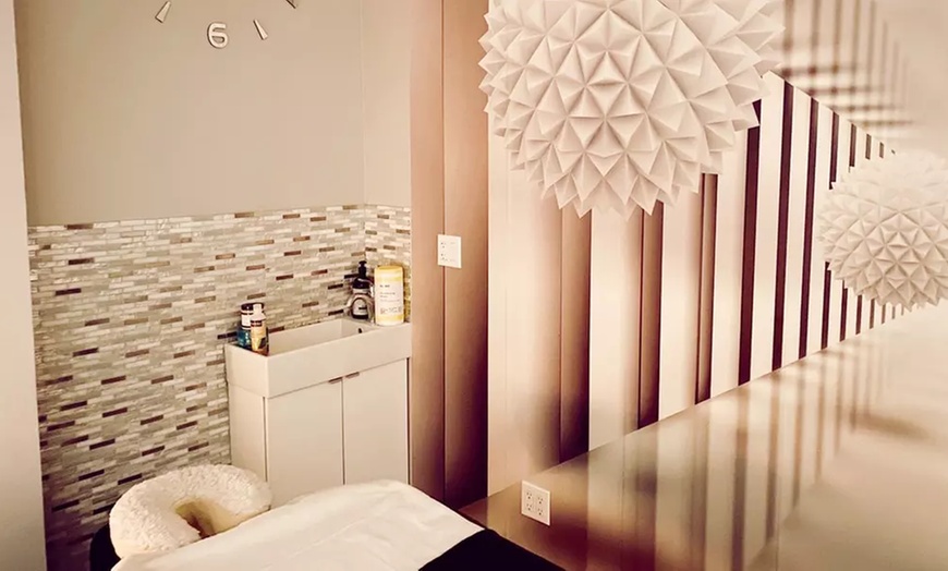 Image 3: Unwind with One 60 or 90 Minutes Swedish Massage