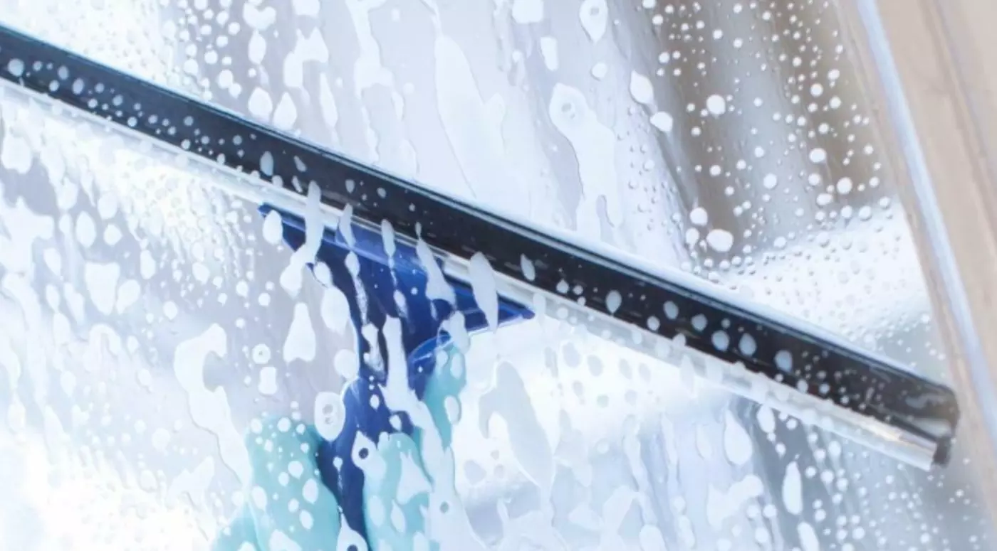 Professionelle Fensterreinigung von bis zu 40 Fenstern – innen & außen, inkl. Rahmen, Material und Anfahrt - Primary Image